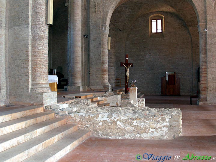 17-P1010362+.jpg - 17-P1010362+.jpg -  L'abbazia di "S. Maria di Propezzano" (VIII-IX-XIII-XIV sec.).